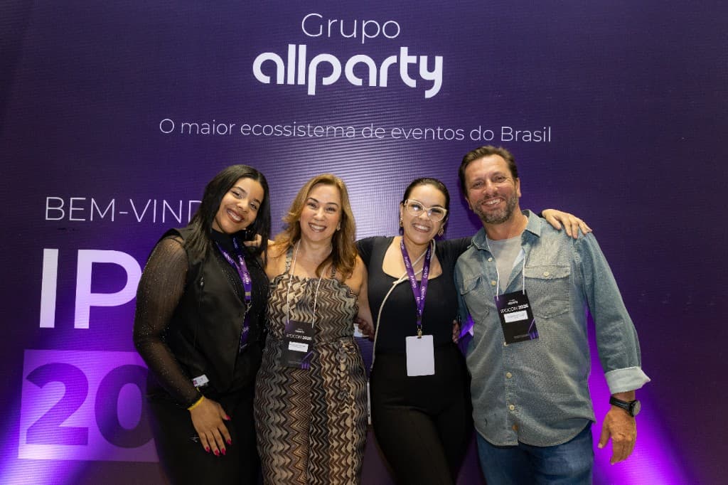 Convidados reunidos no painel de boas-vindas do IPDCON 2026