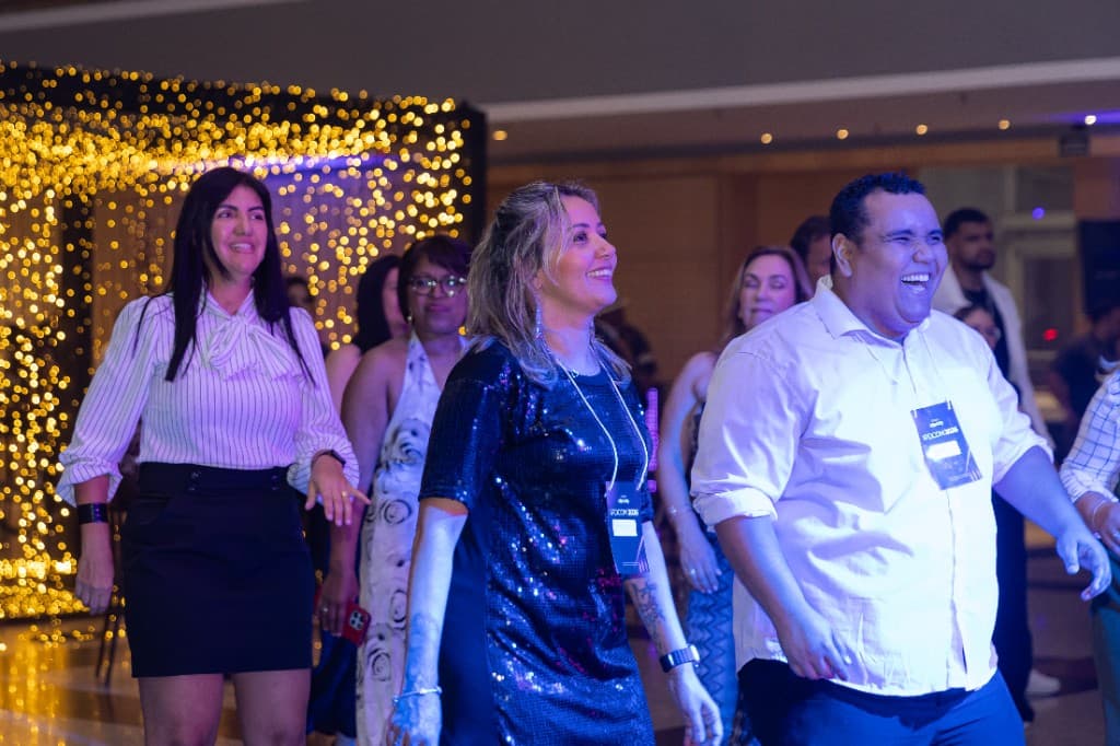 Convidados do IPDCON 2026 dançando na experiência da noite