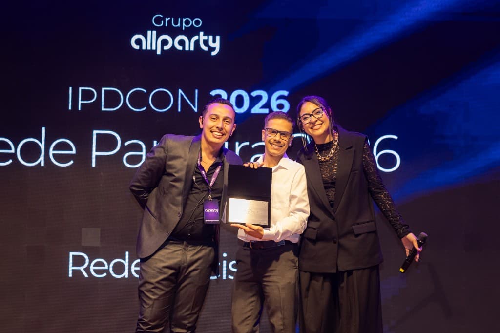 Homenageados com placa no palco do IPDCON 2026