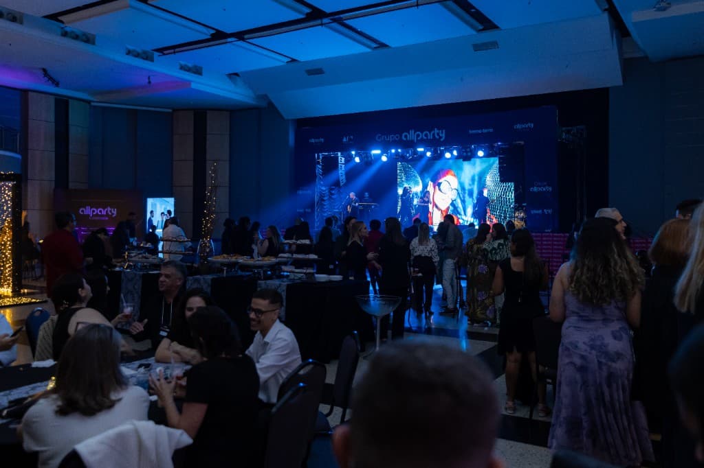 Salão do IPDCON 2026 com o palco e o painel de LED ao fundo